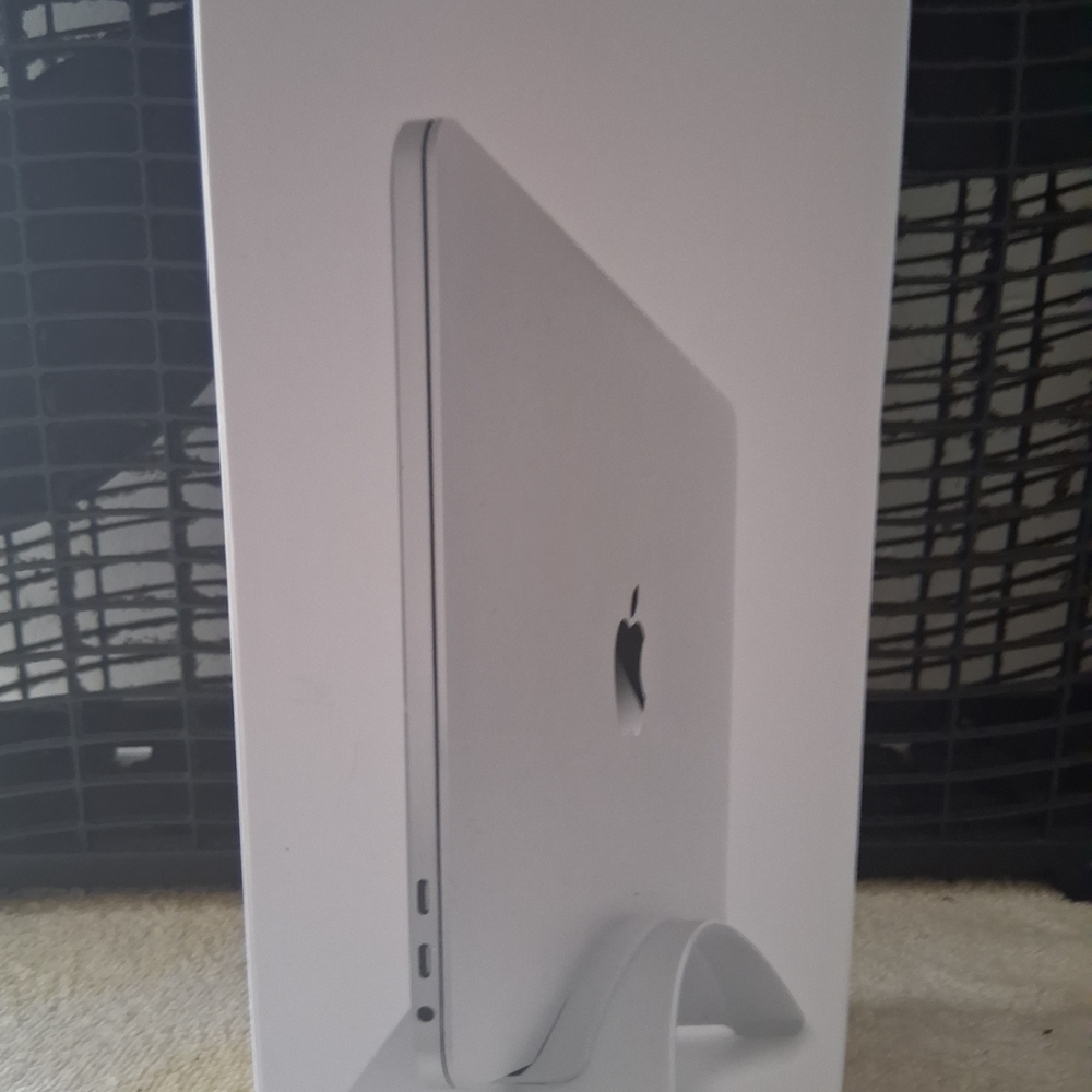 ❄️❄️$25. Apple MacBook in Silver Stand